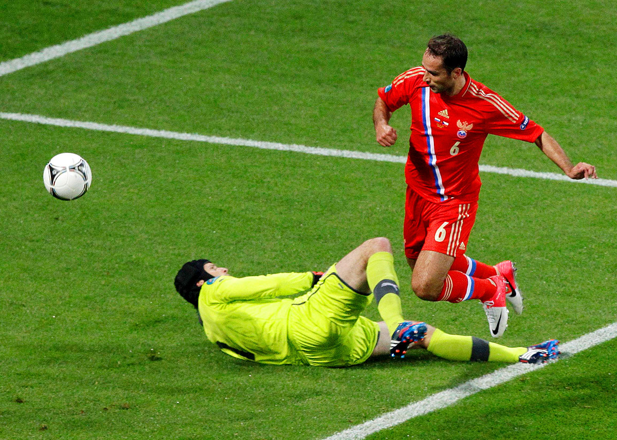 Russia's Roman Shirokov (R) scores against Czech Republic's goalkeeper Petr Cech during their Group A Euro 2012 soccer match at the City stadium in Wroclaw June 08, 2012.         