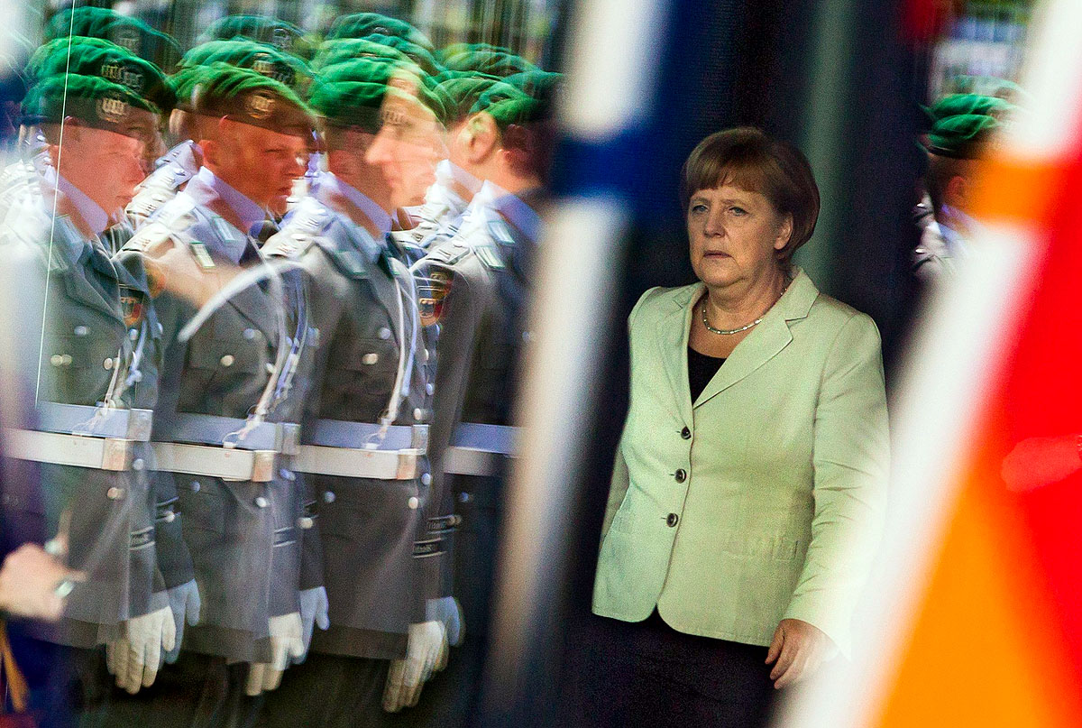 Angela Merkel pénteken, Berlinben, az új-zélandi miniszterelnökre várva