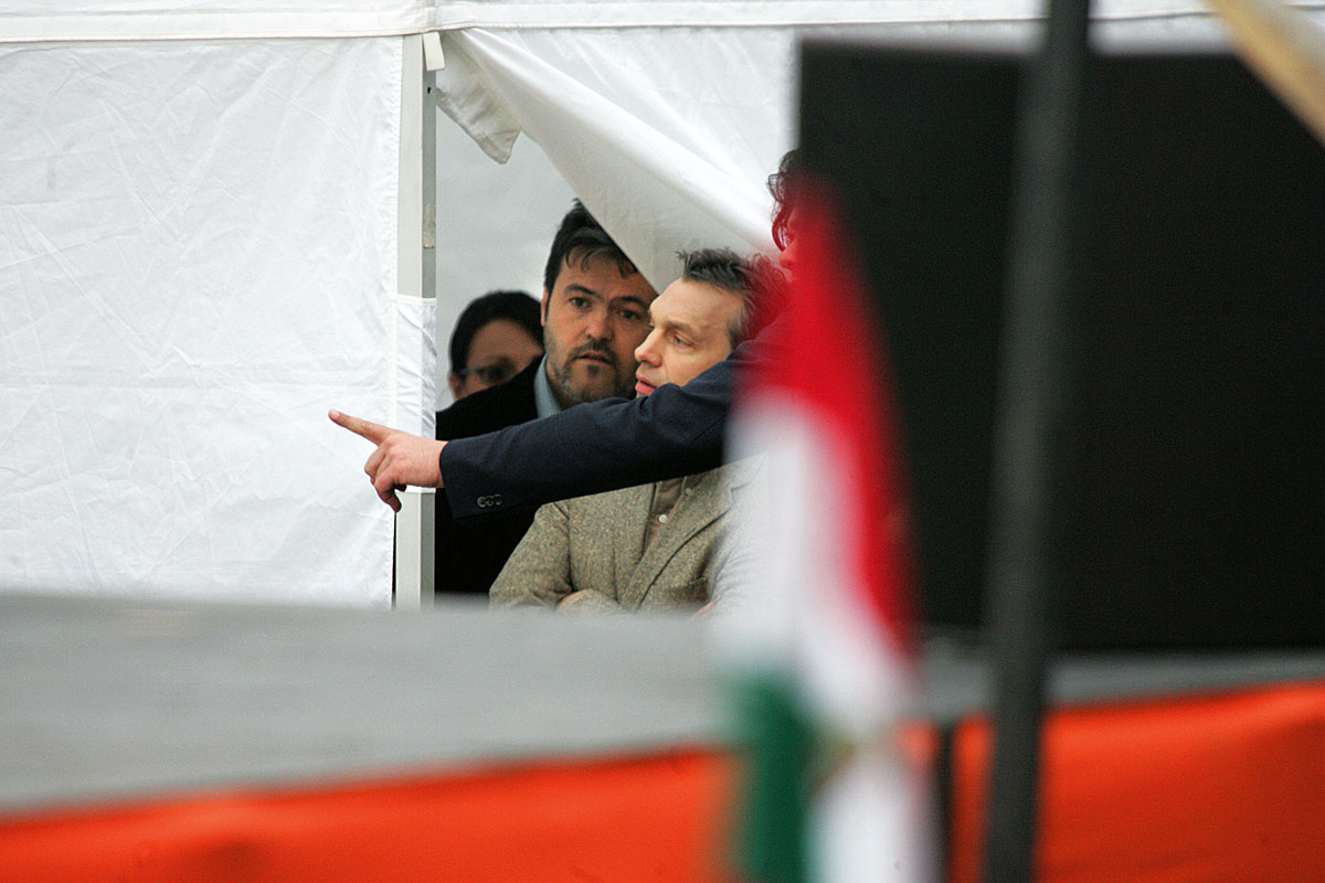 Orbán Viktor, Deutsch Tamás és Habony Árpád a 2006-os választások második fordulója előtti utolsó Fidesz-nagygyűlésen