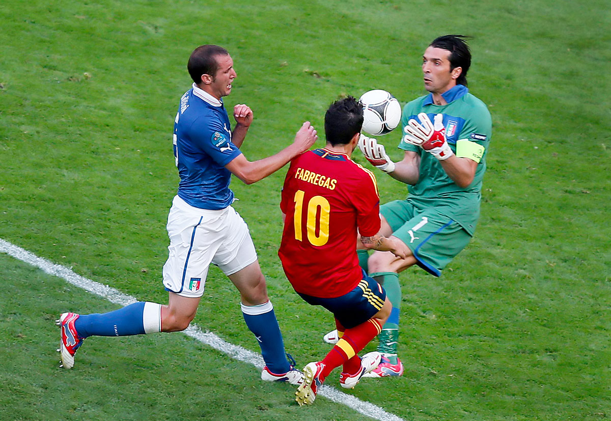 Buffon és Chiellini szorításában próbálkozik a spanyol Fabregas 