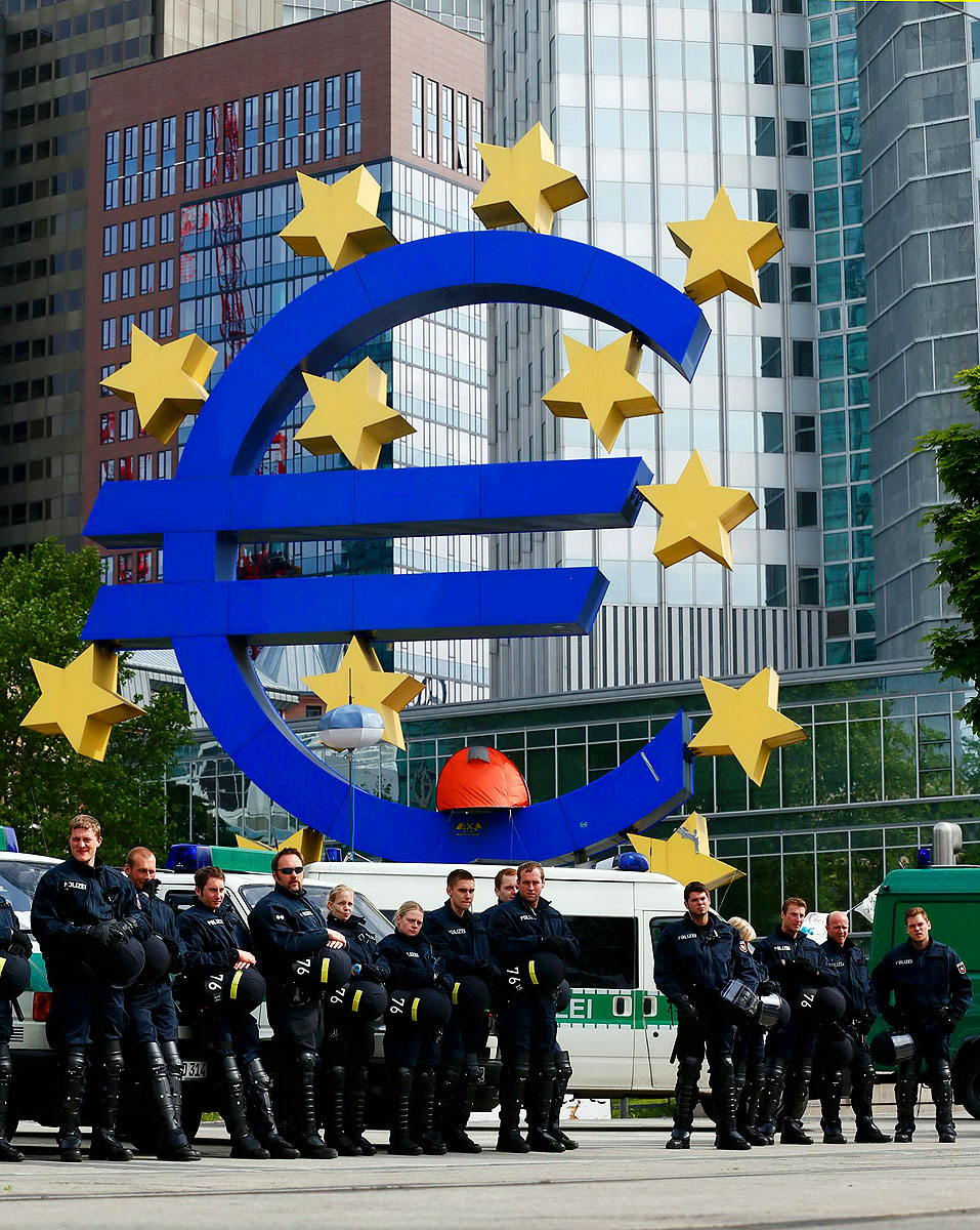 Rohamrendőröknek kellett védeniük Frankfurtban az Európai Központi Bank épületét az antikapitalista tüntetőktől