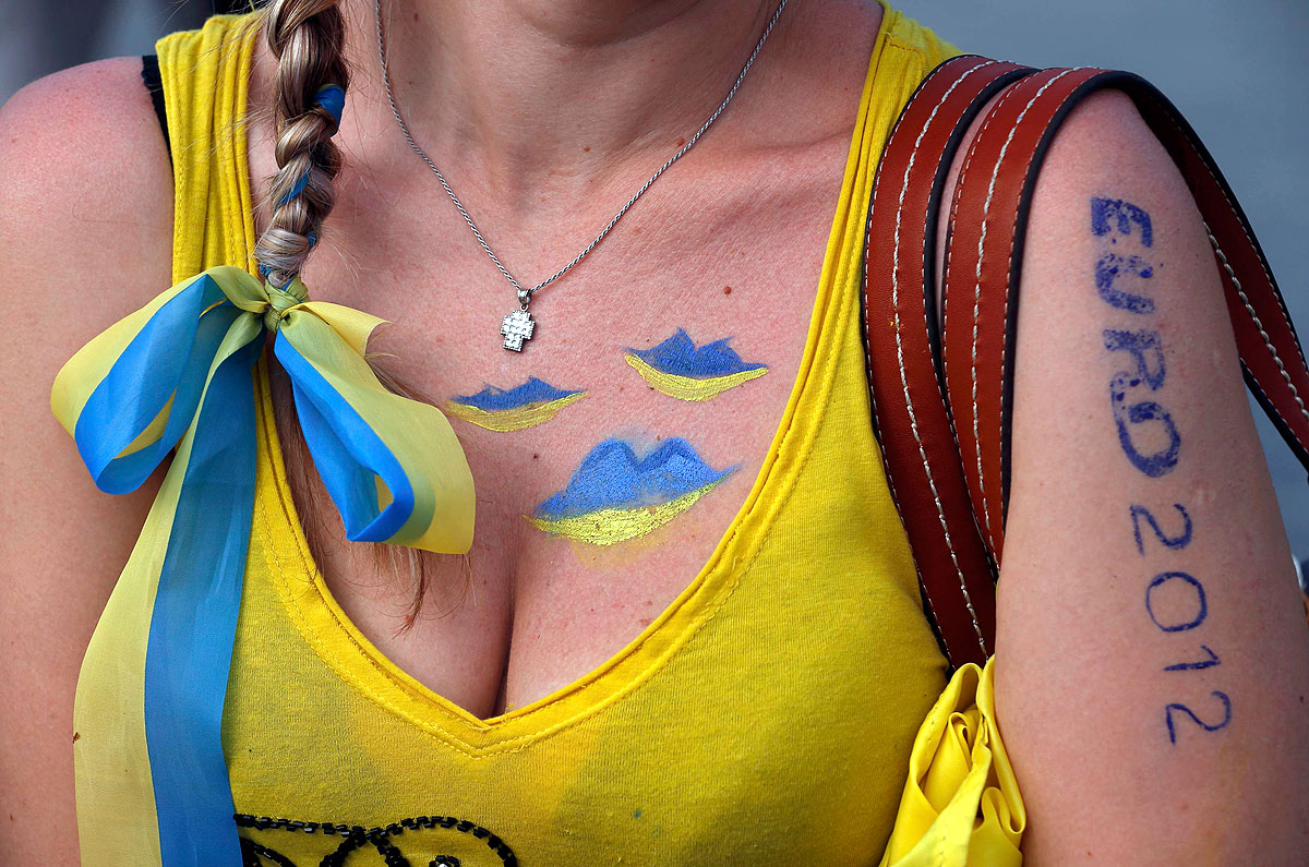 Ukraine's soccer fan waits in front of Donbass Arena before their Group D Euro 2012 soccer match against France at in Donetsk, June 15, 2012.        REUTERS/Yves Herman (UKRAINE  - Tags: SPORT SOCCER)