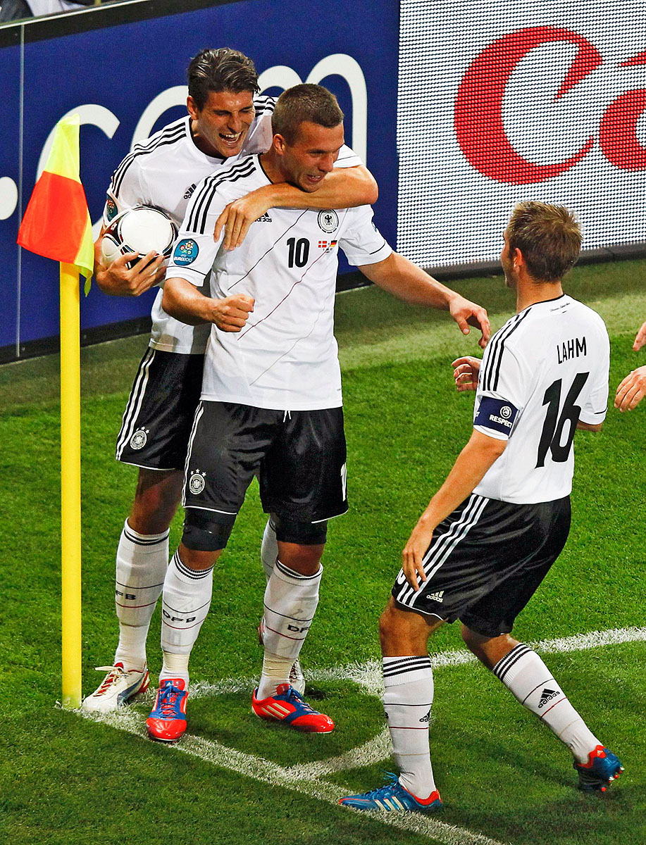 Középen az ünnepelt: Podolski, a gólszerző