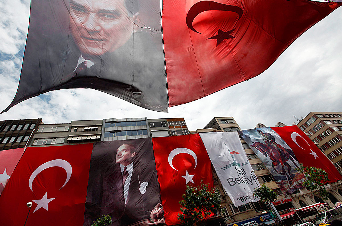 Az Atatürk-kultusz ugyan gyengül, arcképe egyelőre még mindehol visszaköszön 