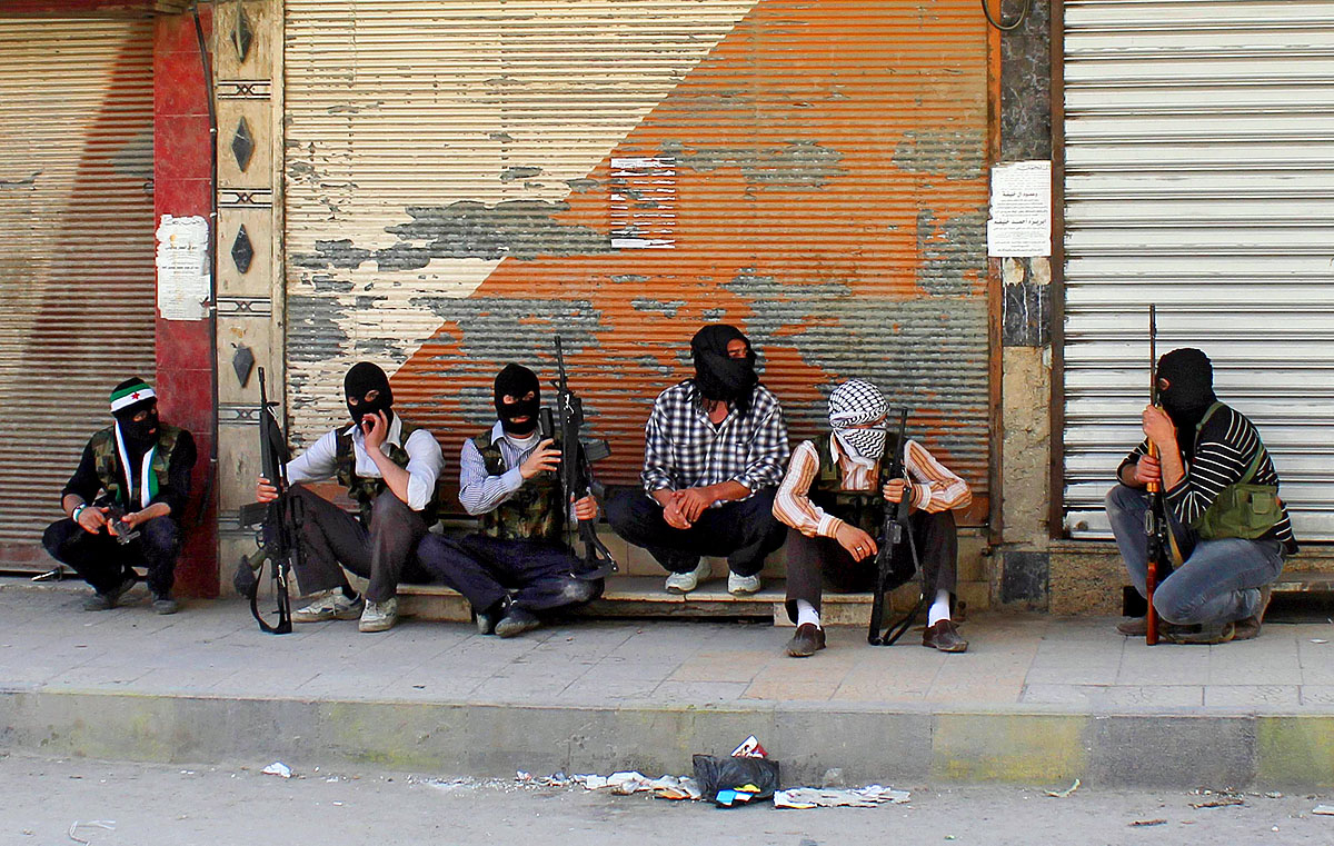 Pihenőt tartanak a – főként dezertőrökből álló – Szabad Szíriai Hadsereg tagjai Damaszkuszban