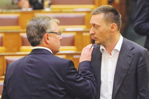 Matolcsy György nemzetgazdasági miniszter biztatja Rogán Antalt – Aktivizálnák az MNB-t