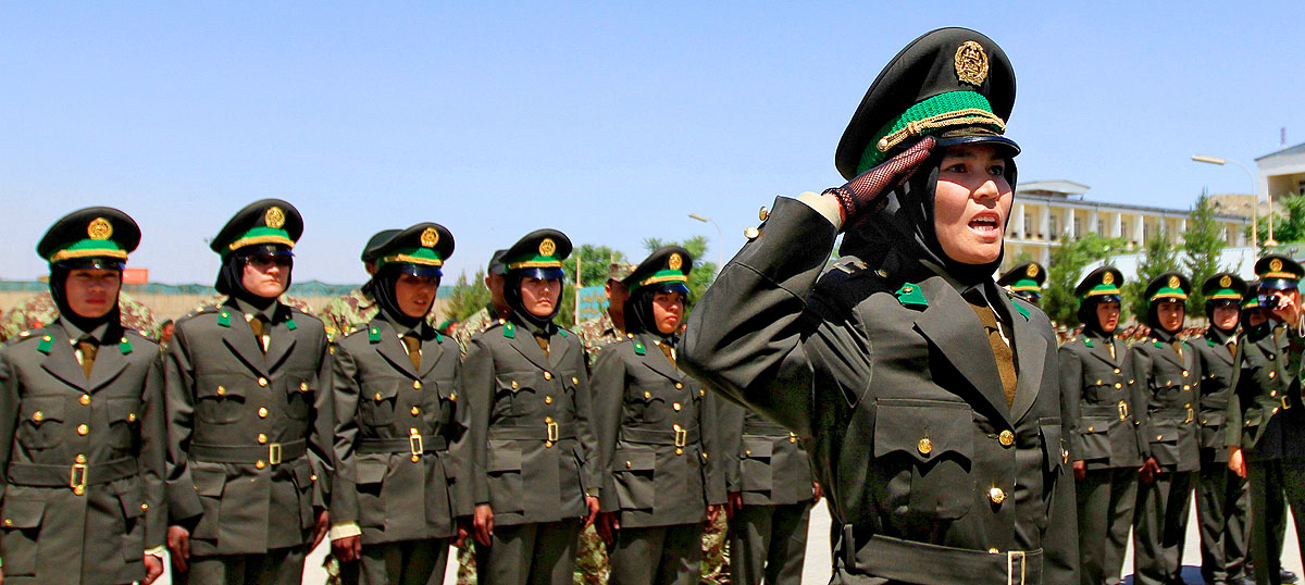 Kendő és tányérsapka: már nők is szolgálhatnak az afgán hadseregben. Egy tálib visszarendeződés nem csak őket veszélyeztetné