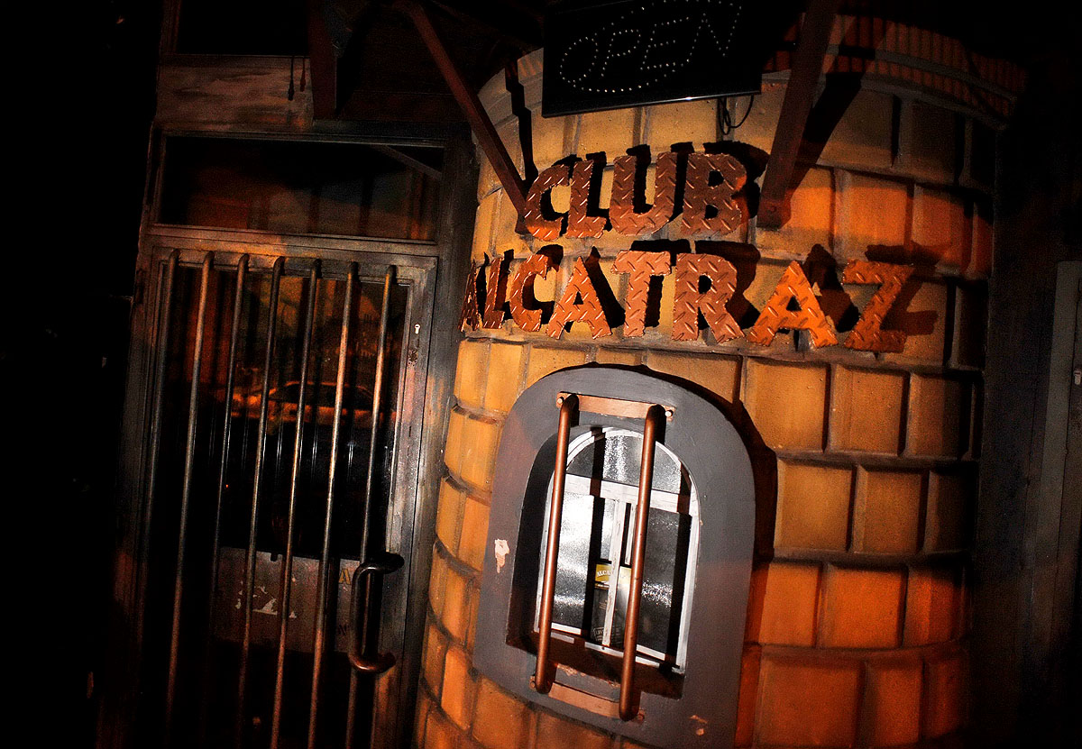 A Vizoviczki László érdekeltségei közé tartozó Alcatraz klub bejárata a VII. kerületi Nyár utcában. A rácsok mellett rendőrök is őrizték