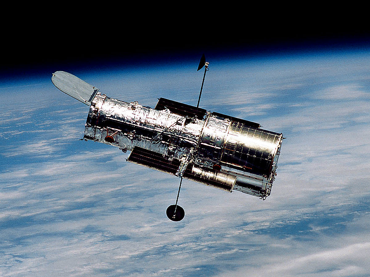 Mintha tükörbe nézne egy kémműhold: a Hubble fordul egyedül a világegyetem felé