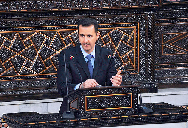 Basár el-Aszad egy tavaly márciusi beszéd során. A Kreml ragaszkodik ahhoz, hogy a szír elnököt ne erőszakkal távolítsák el a hatalomból