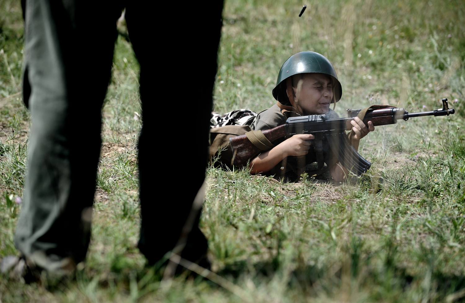 Katonásdit játszó gyerekek tábora