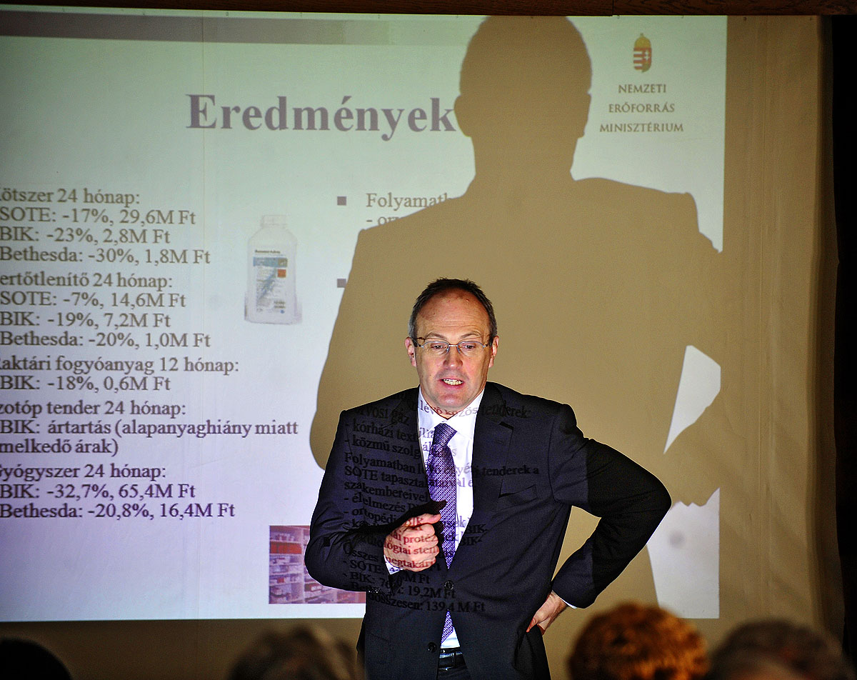 Szócska Miklós államtitkár prezentációt tart – kell a pénz az egészségügynek 