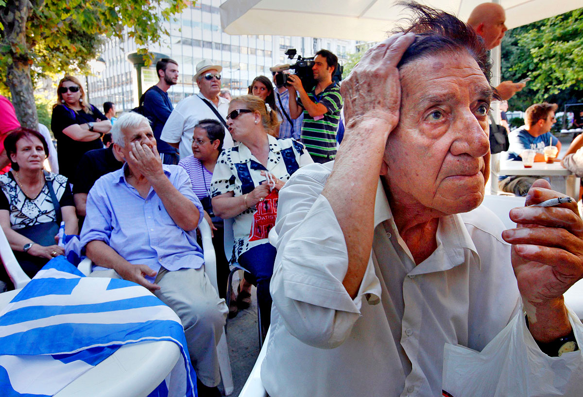 Az Új Demokrácia hívei várják a választási eredmények bejelentését az athéni Szintagma téren