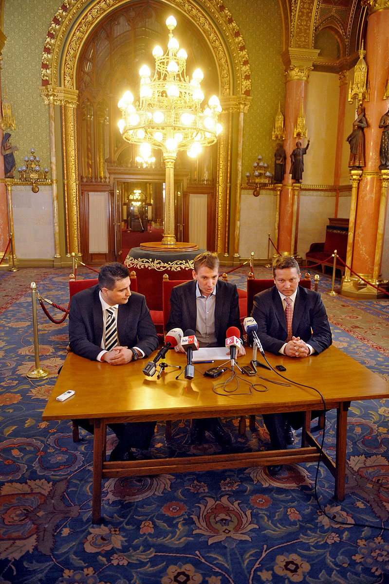 Kivételes pillanat: Mesterházy Attila (balra) és Újhelyi István (jobbra) aláírta az LMP népszavazási listáját. Középen: Jávor Benedek (LMP)