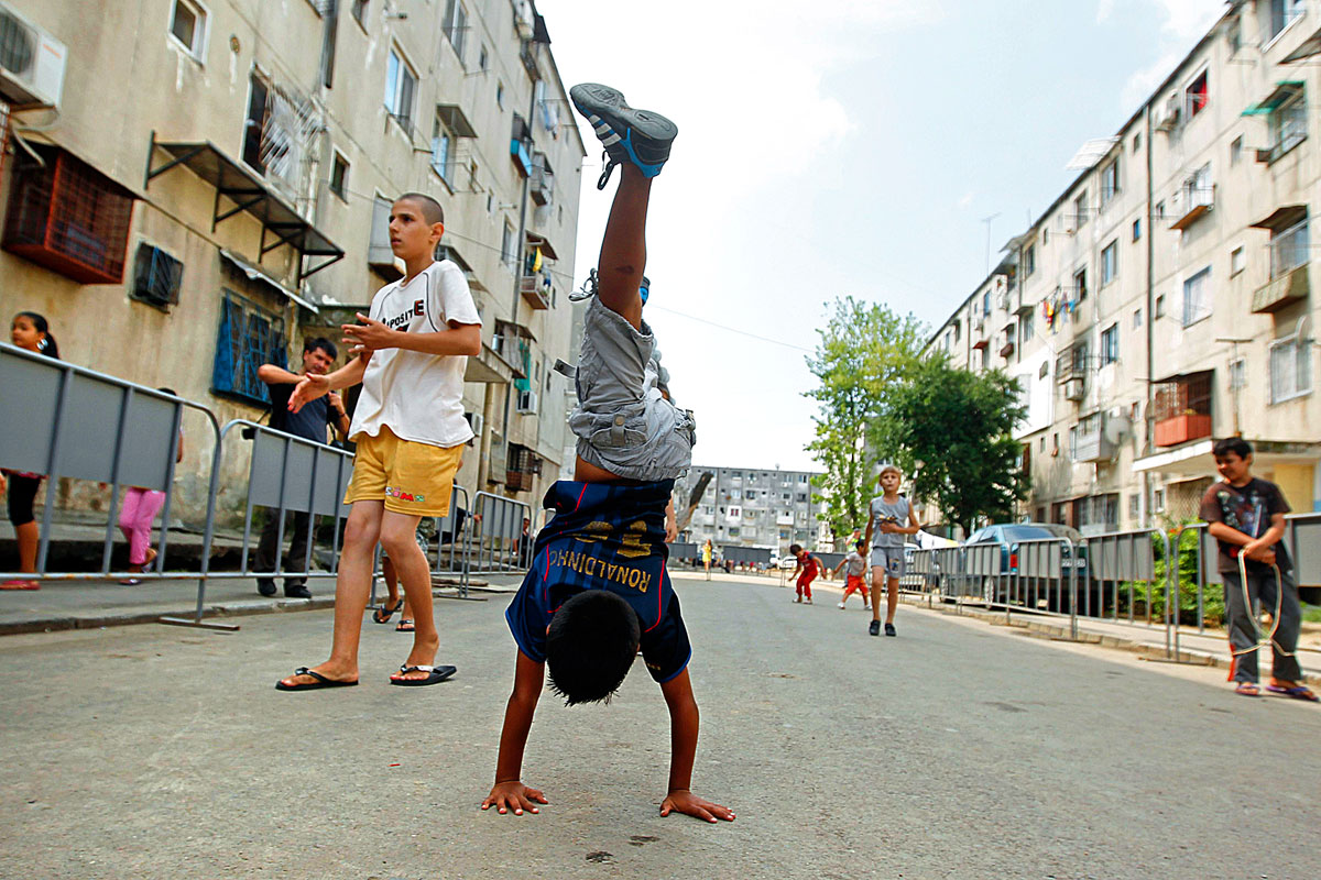 Játszadozó gyerekek Bukarestben. Nincs még húsz évnyi ingyen étel