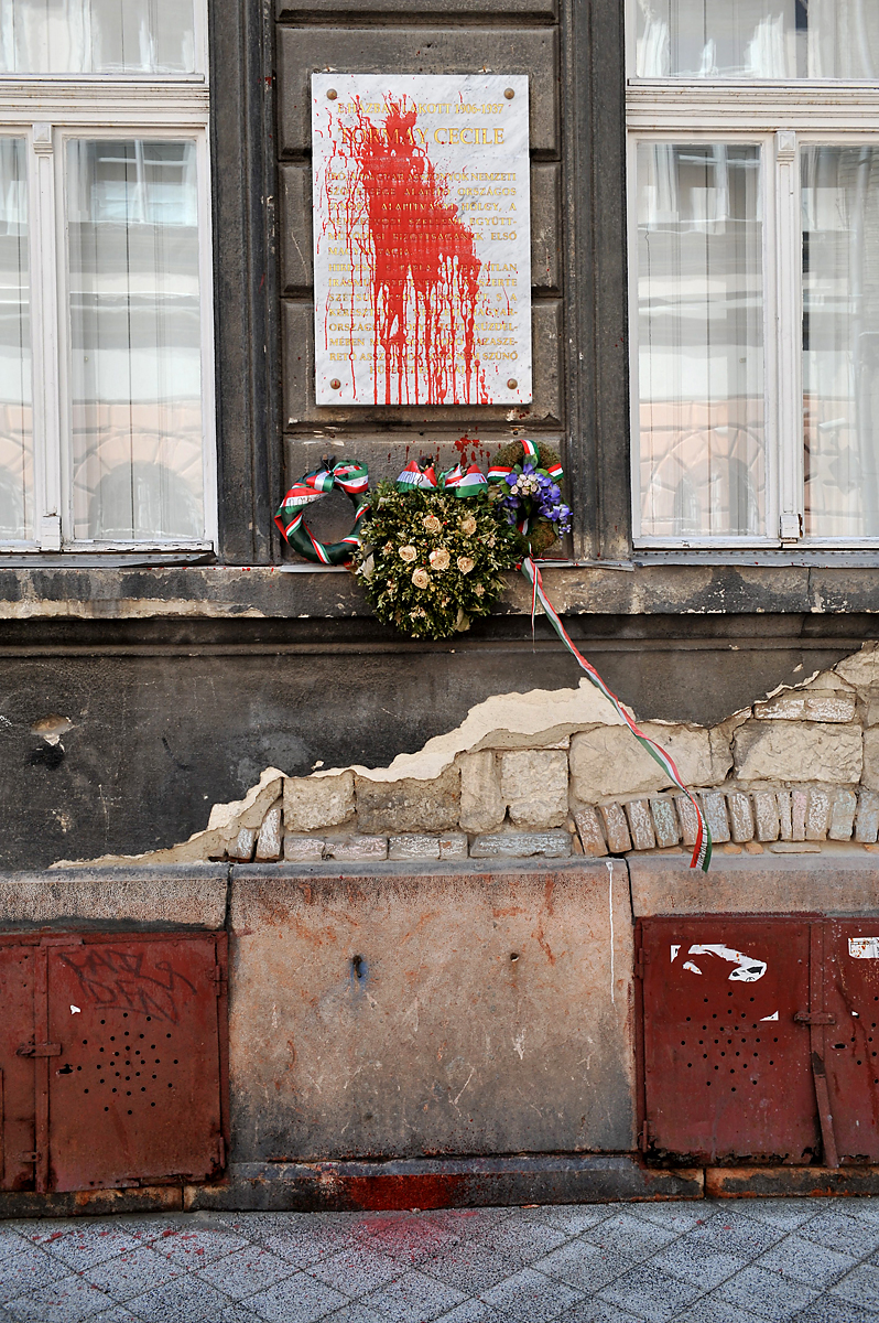 Budapest, 2012. május 20. Vörös festékkel öntötték le ismeretlenek Tormay Cécile írónő VIII. kerületi, Kőfaragó utcai épület falán elhelyezett márvány emléktábláját. Tormay Cécile (1875-1937) 1930-ban kulturális tevékenysége elismeréseként Corvin-kos