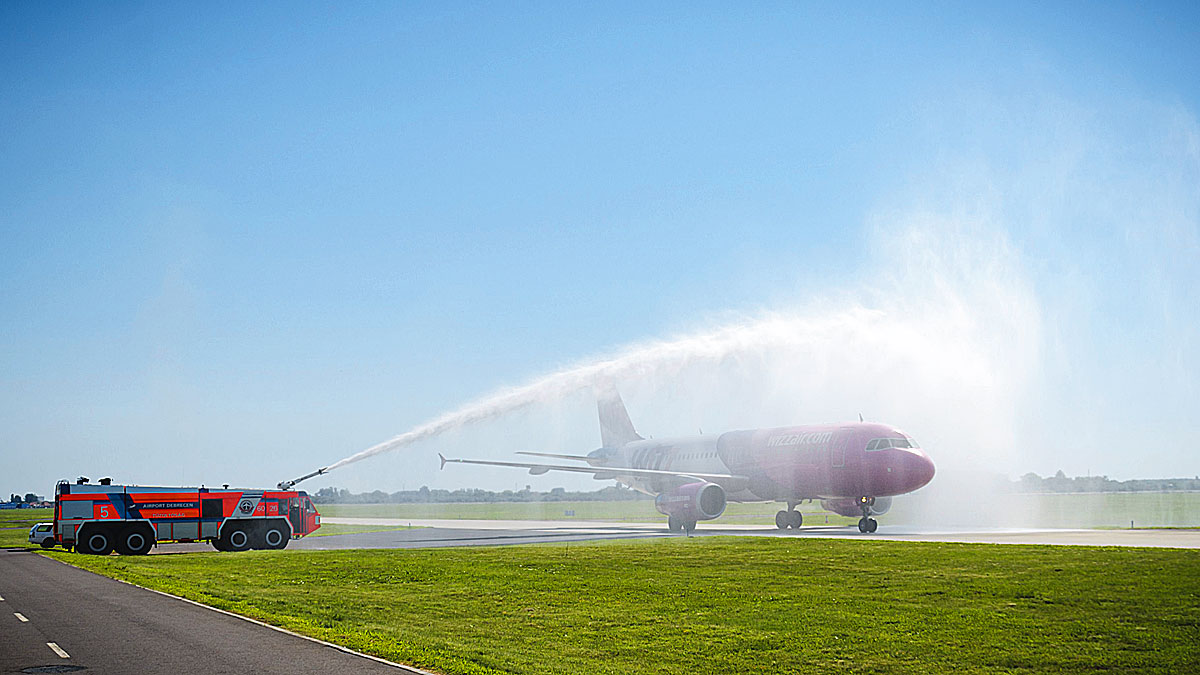 Vízsugárral köszöntik a Wizz Air légitársaság London-Lutonból érkező, első menetrendszerinti járatát a Debreceni Nemzetközi Repülőtéren