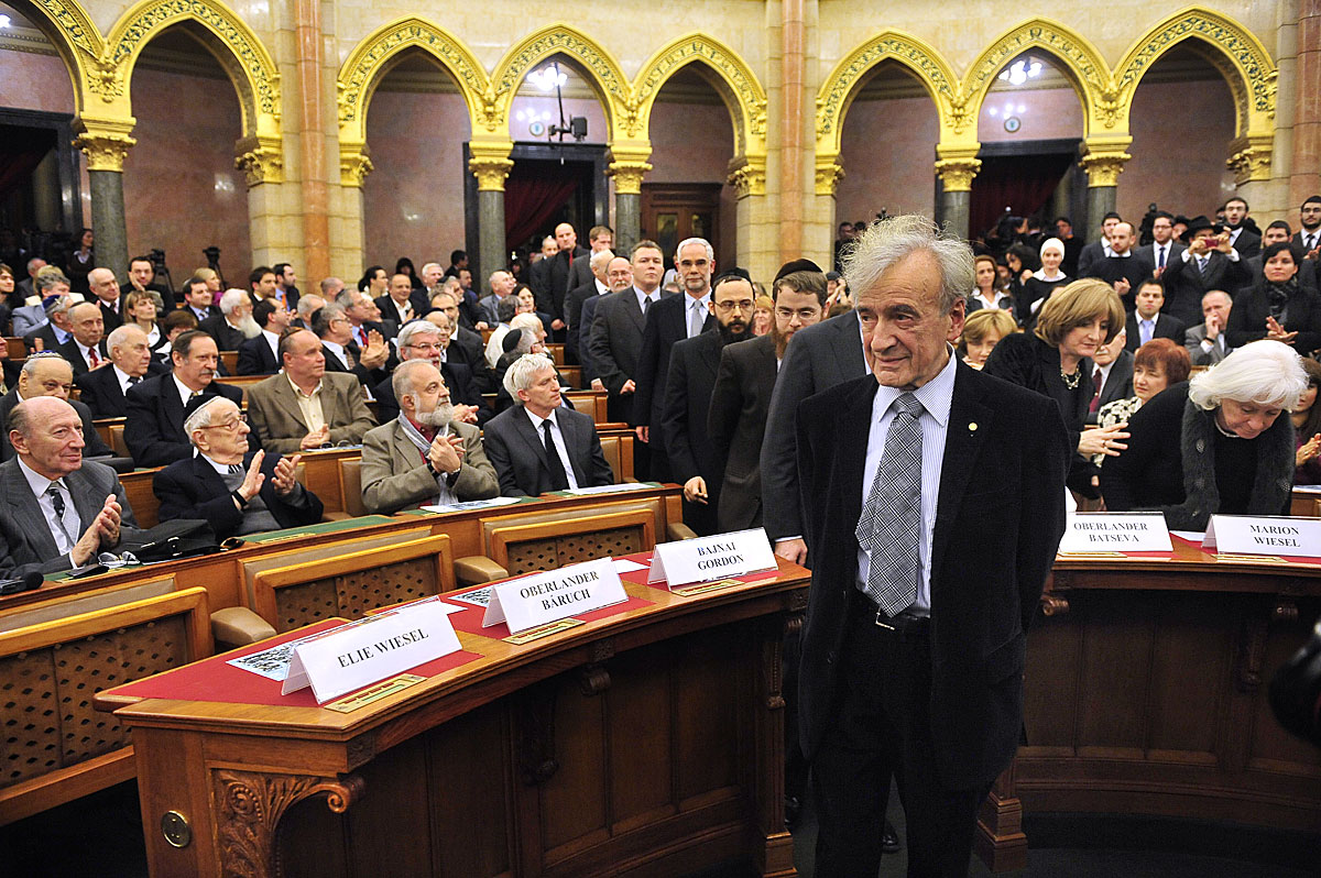 Elie Wiesel érkezik 2009-ben a magyar parlament üléstermébe, mögötte negyedikként Balog Zoltán jelenlegi humánminiszter
