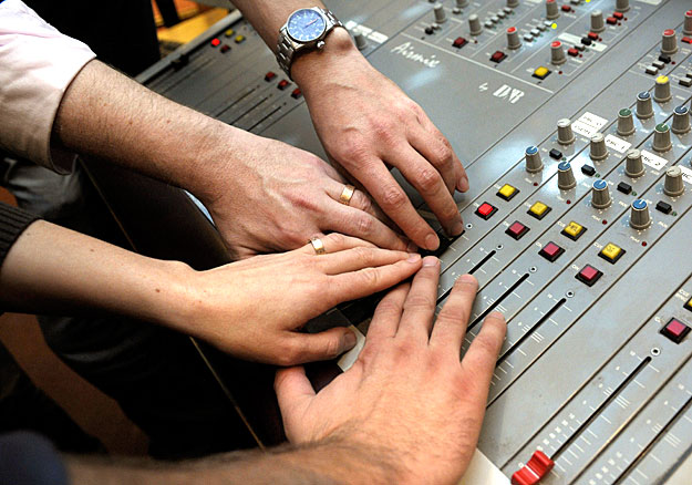 Budapest, 2009. november 19. Közösen indítják el az adást a NeoFM ideiglenes stúdiójában
