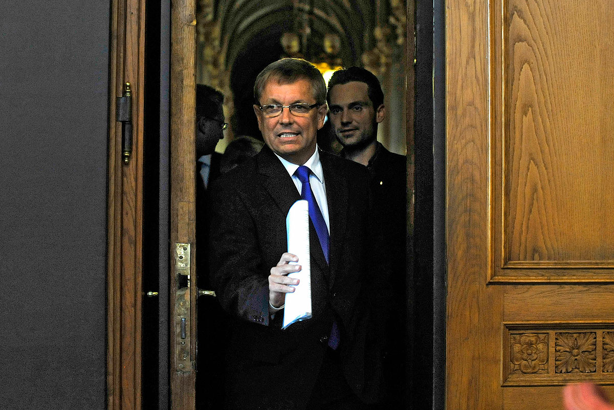 Matolcsy György nemzetgazdasági miniszter a 2012-es költségvetésről szóló sajtótájékoztatón a Parlamentben
