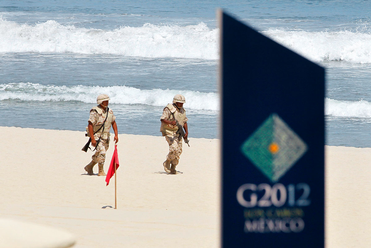 Katonák járőröznek a mexikói Los Cabos üdülőhelyen, ahol két napos csúcsértekezletet tart keddtől a Húszak Csoportja 