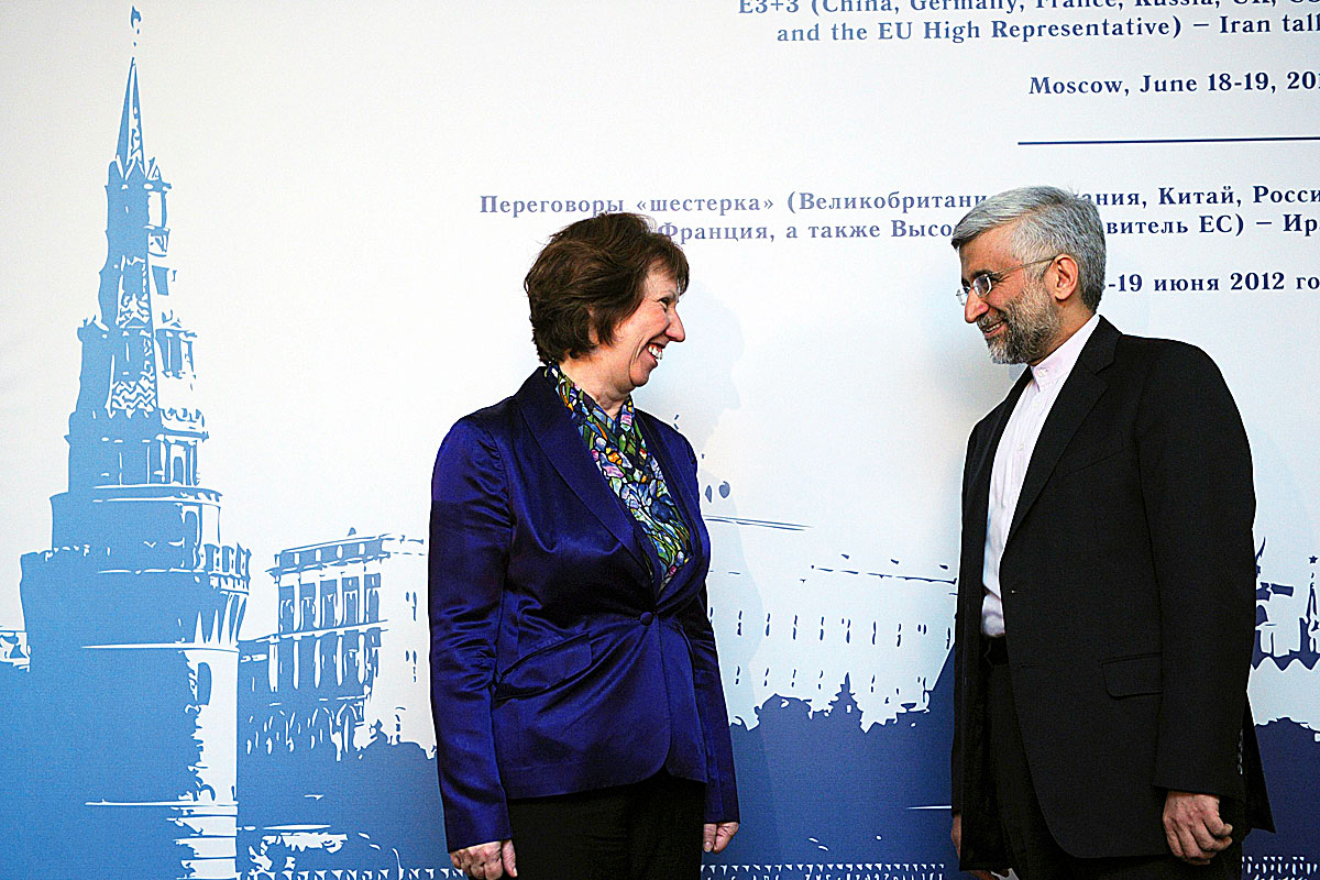 Catherine Ashton, az EU kül- és biztonság politikai főképviselője (balra) Irán főtárgyalójával, Saeed Jalilivel (jobbra) Moszkvában