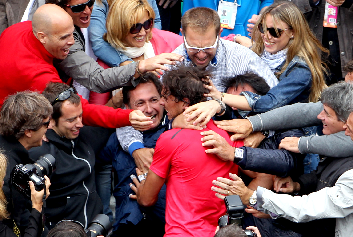 Rafael Nadal a spanyol drukkerek ölelésében