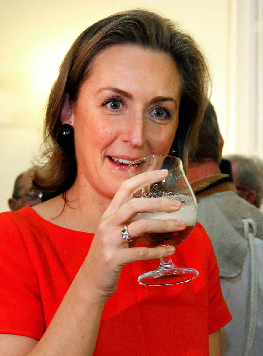 Claire hercegnő, a belga királyi család tagja hazai sört iszik egy fogadáson