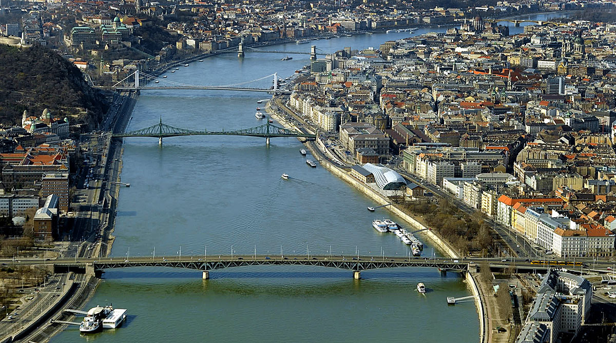 A fővárosi közlekedés új szuperszéles sztrádája maga a Duna