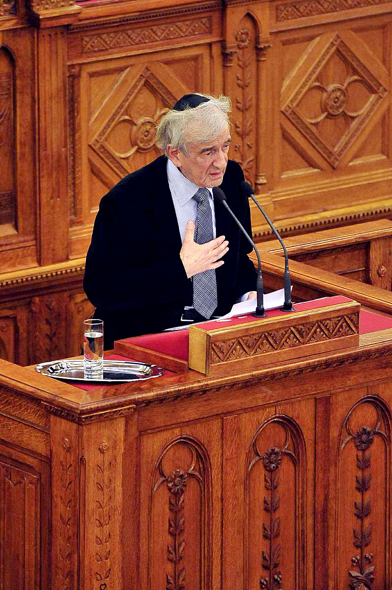 2009. december 9-én beszél a magyar Parlamentben rendezett konferencián Elie Wiesel