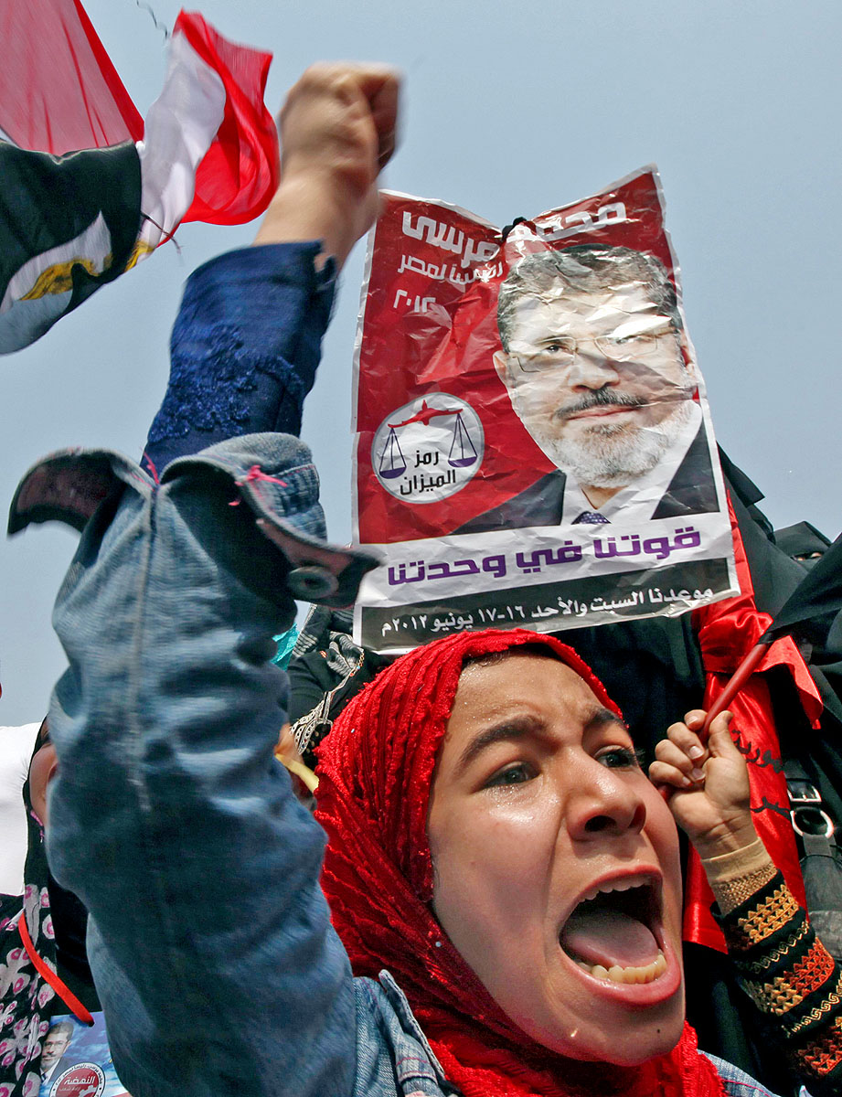 Mohamed Morszi, a Muzulmán Testvériség államfőjelöltjének ünneplő hívei a kairói Tahrir téren. Korai öröm?