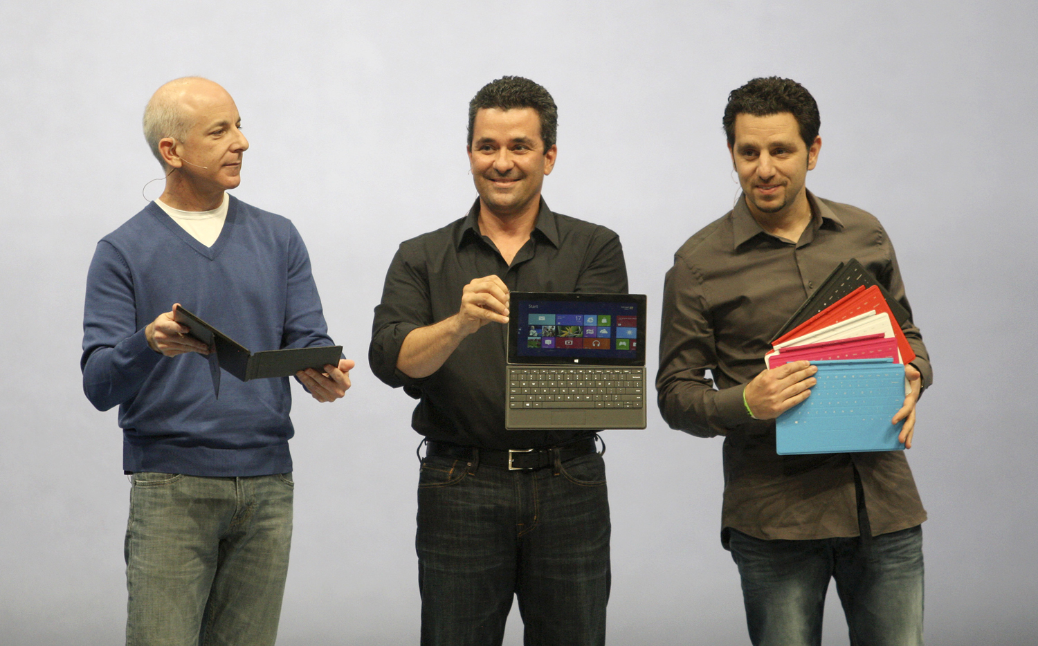 A Surface bemutatóján az új termékért felelő Microsoft-menedzserek mutatják a választékot