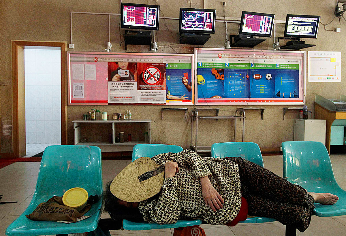 Befektető szusszan egyet a kínai Wuhan városának egyik brókercégénél