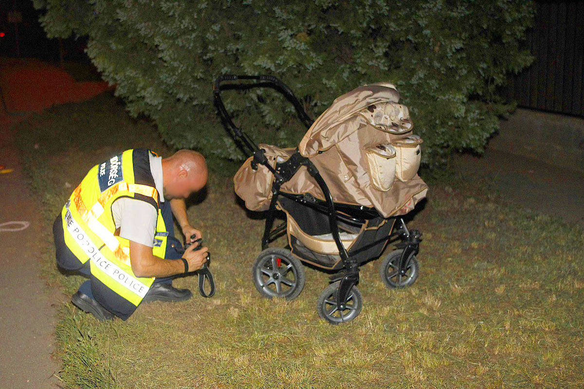 Rendőr helyszínel Érden, a Szövő utcában 2012. június 18-án késő este, ahol egy autós elsodort egy babakocsit, amelyben két három hónapos kislány feküdt