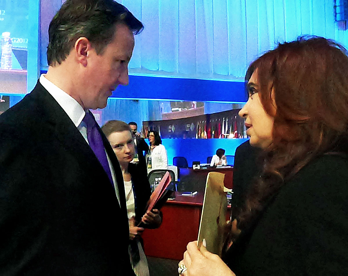 David Cameron (balra) nem fogadta el Cristina Fernandez de Kirchnertől (jobbra) a borítékot