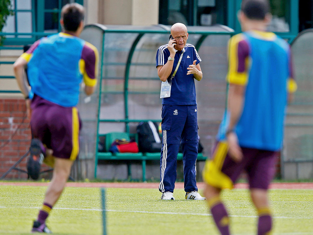 Pierluigi Collina, a játékvezetők főnöke az Eb-t folytató bírói csapatok szerdai edzésén Varsóban