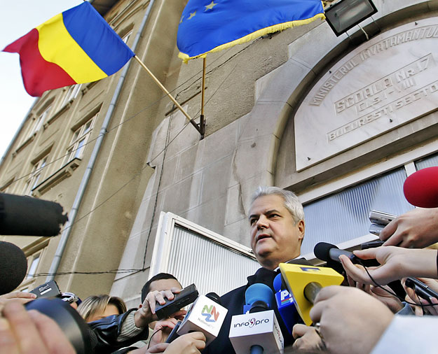 Adrian Nastase volt román miniszterelnök egy 2004 decemberében. Bukarestben készített felvételen. Bosszút sejt az ítélet mögött