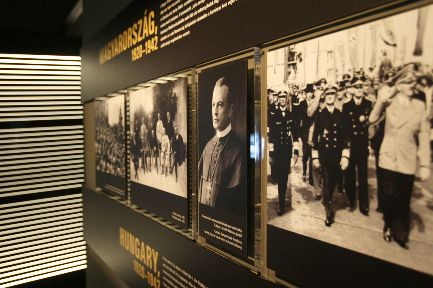 Prohászka Ottokár portréja a budapesti holokauszt emlékközpontban egy Horthy-Hitler találkozó fotója mellett