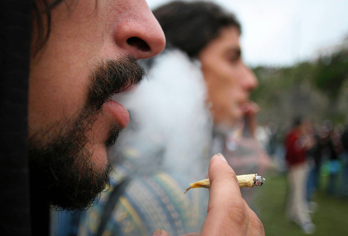 A marihuána legalizálásáért tüntetők Montevideóban. Az állam maga irányítaná a drog terjesztését