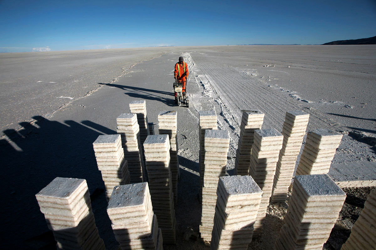 Lítiumtartalmú sótömbök sorakoznak a bolíviai Uyuni sóstóban, La Paztól 500 kilométerre, északra. A dél-amerikai ország évi 30 ezer tonnás kapacitású feldolgozót építene a semmi közepén, kihasználva a fém iránt dinamikusan növekedő keresletet. 
