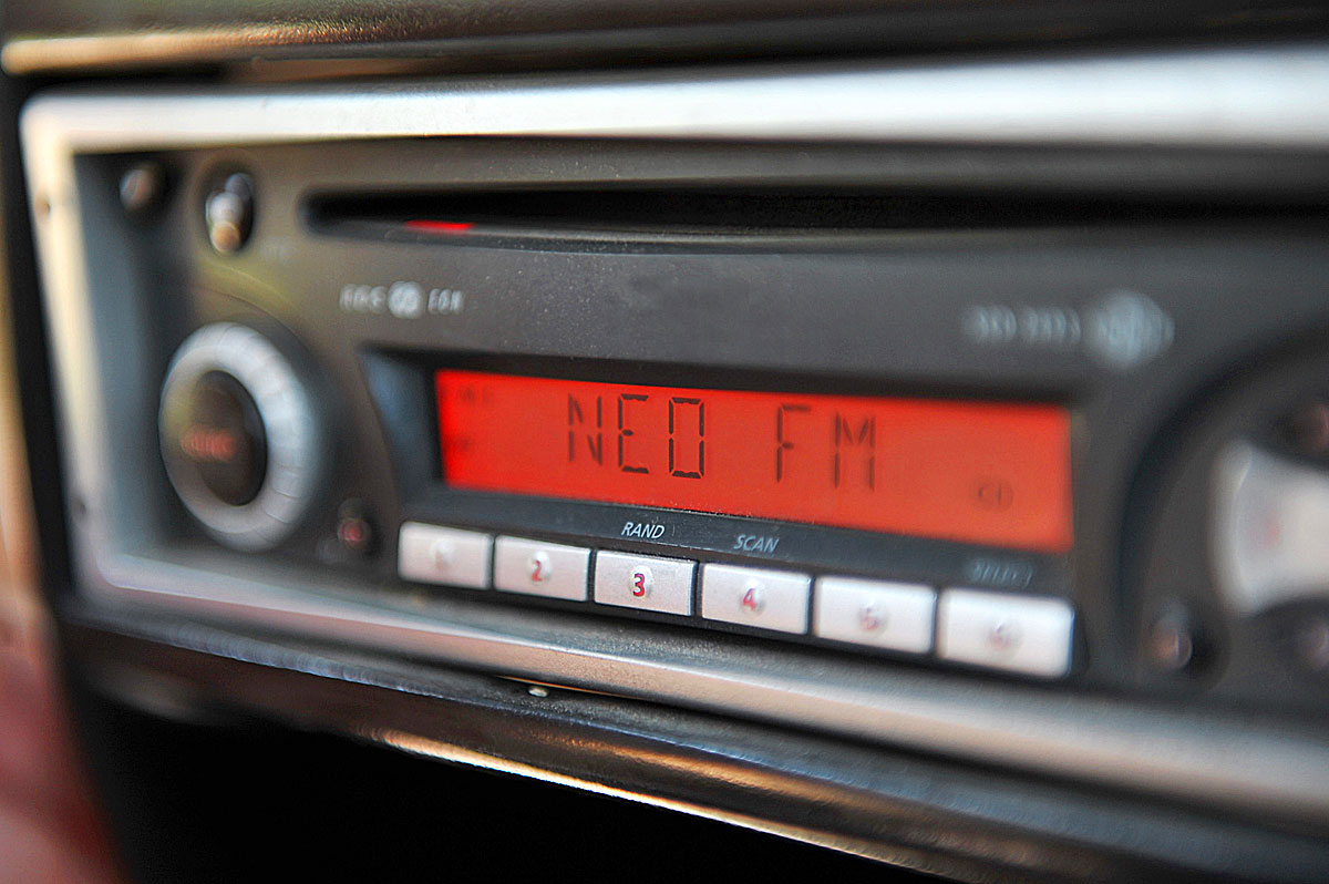 A Neo FM hullámhosszára hangolt autórádió. Nem szól