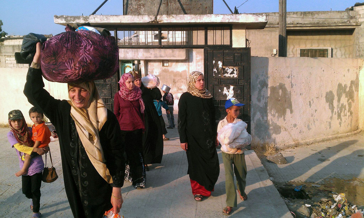 Menekülő nők és gyerekek Hulában. A közelben lévő Homszból nem sikerült evakuálni a civileket