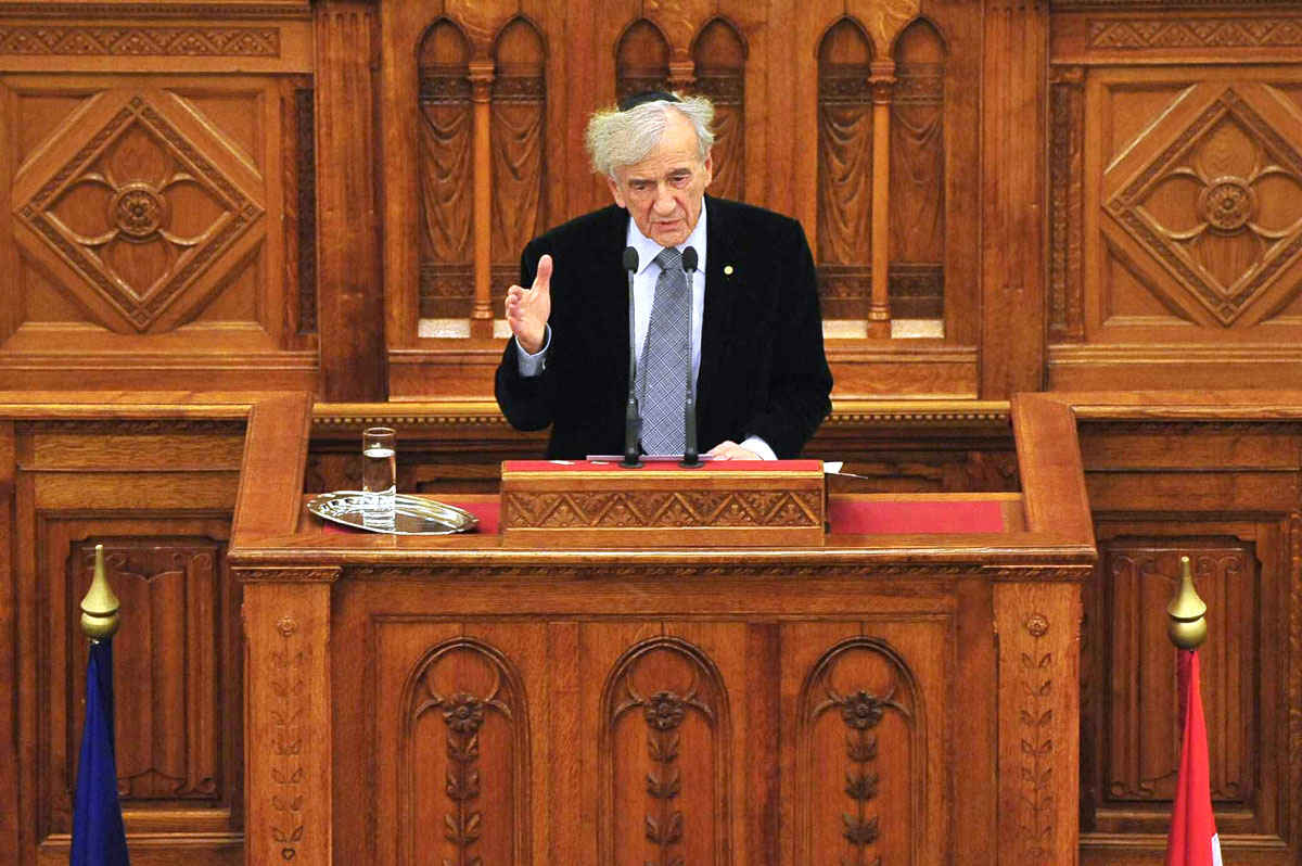 Elie Wiesel Nobel-békedíjas író a magyar parlament pulpitusán