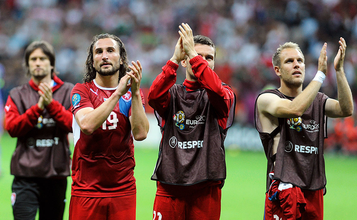 Petr Jiracek, David Lafata és Daniel Kolar megköszöni a közönségnek a szurkolást, valamivel mögöttük a portugálok ellen tétlenségre ítélt Rosicky