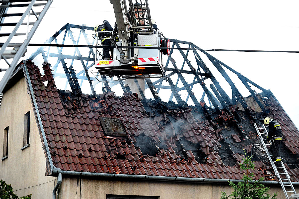 Tűzoltók dolgoznak a főváros a XIX. kerületében, ahol villámcsapás miatt kigyulladt egy családi ház