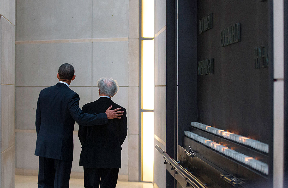 Barack Obama amerikai elnök Elie Wiesellel gyertyagyújtás után a washingtoni Holokauszt Emlékmúzeumban