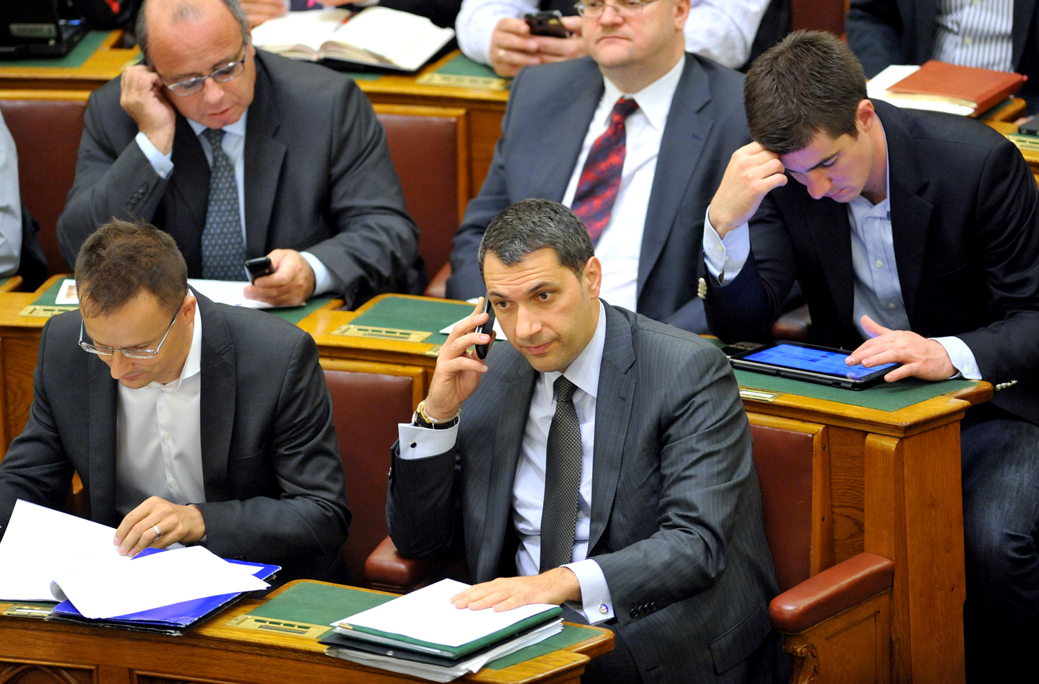 Mobiloznak, SMS-t írnak a Fidesz képviselői