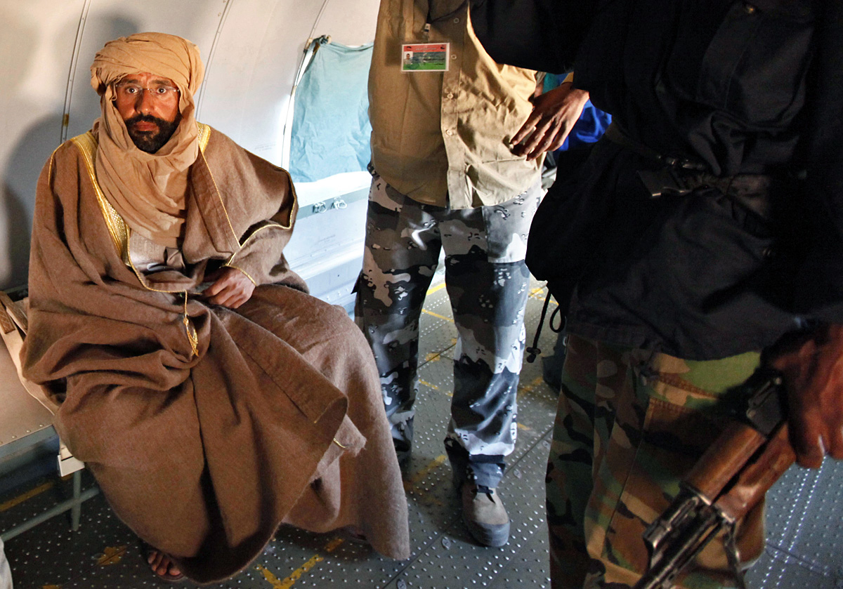 Szeif al-Iszlám elfogása után egy repülőgépen. Az utolsó Kadhafi