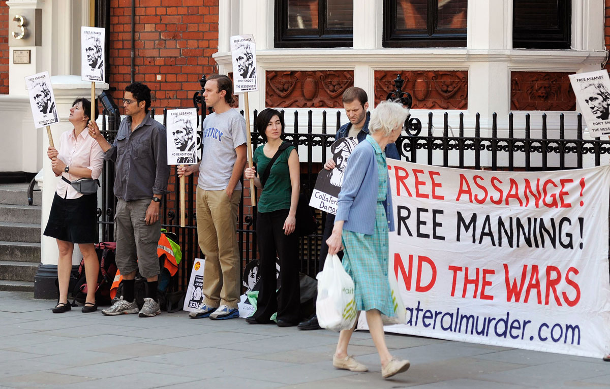 Assange támogatói Ecuador londoni nagykövetsége előtt. Vádat még nem emeltek a nemi erőszak ügyében