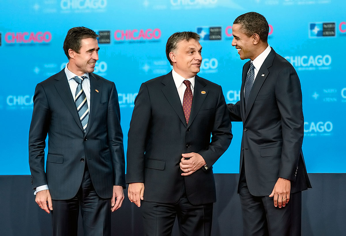 Anders Fogh Rasmussen, a NATO főtitkára és a csúcstalálkozó házigazdája, Barack Obama üdvözli a tanácskozásra érkező Orbán Viktort
